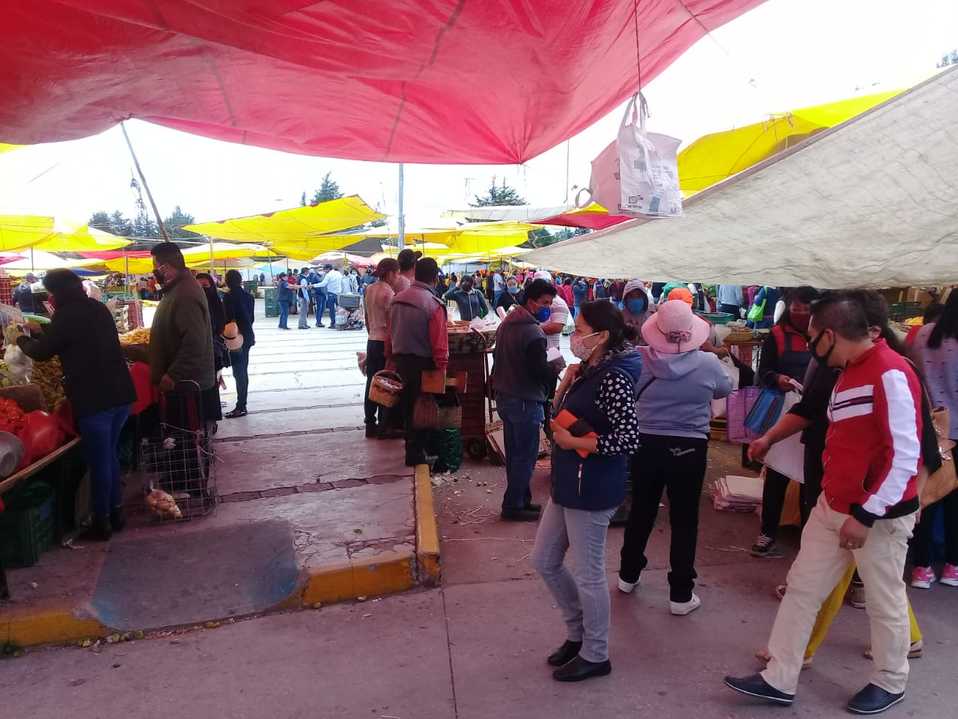 El tianguis de los miércoles en Huamantla, fue sometido a medidas preventivas para evitar la propagación del covid-19.  (Especial)