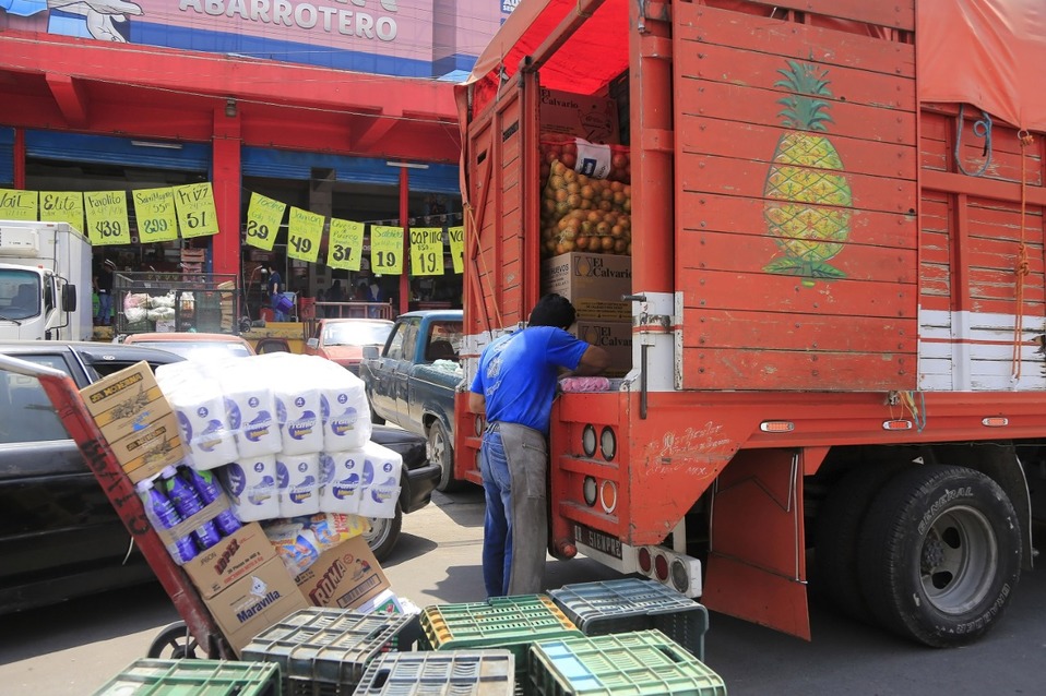 Un trabajador de la Central de Abasto carga insumos en un camión, el lugar registra 32 casos positivos del covid-19. (Andrés Lobato)