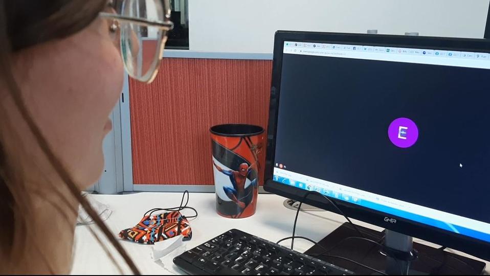 Tras coronavirus batalla para seguir sus estudios en línea