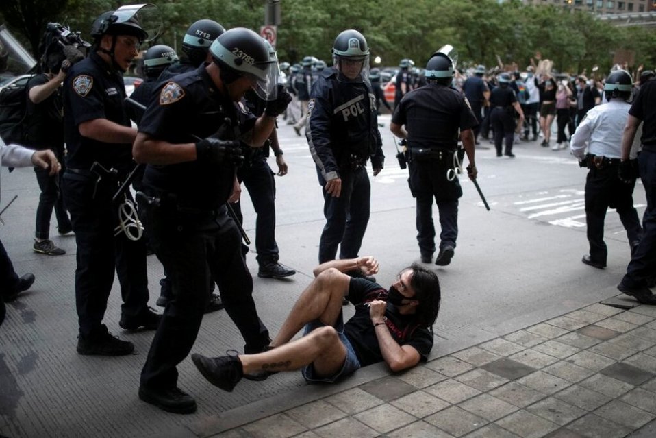 Autoridades de diferentes zonas del estado han anunciado cargos penales contra más de 100 personas acusadas de saqueos y disturbios. (AP)