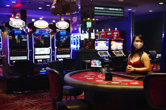 Los casinos en el centro de Las Vegas se vieron obligados a cerrar junto con todos los establecimientos de apuestas en marzo. Foto: (AP)