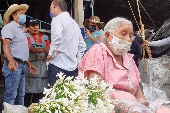 Los comerciantes sabían que iniciarían actividades este fin de semana, por lo que ya habían adquirido productos. (Apolonia Amayo)