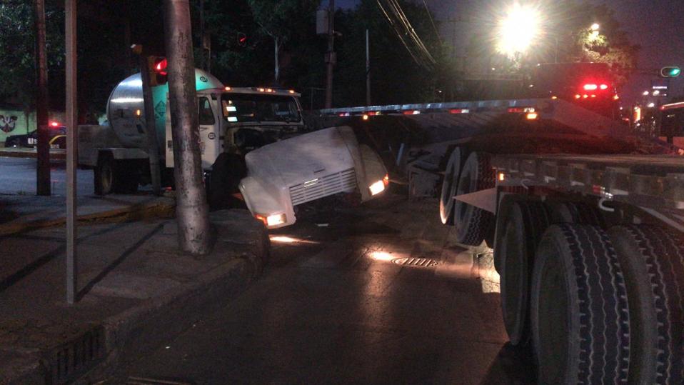 El conductor del tráiler señaló que la pipa quiso ganarle el paso, y en un punto ciego, se generó el impacto. (Céssar Velázquez)