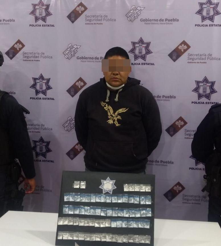 El ahora detenido trató de agredir a los agentes, por lo que fue sometido para hacerle una revisión. (Especial)