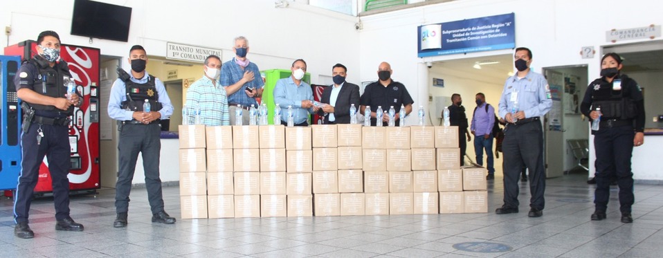 Donan más de mil botellas de gel antibacterial a SSP de Léon