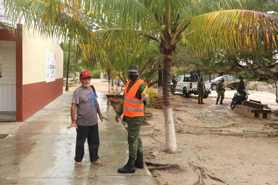 El Ejército Mexicano ha invitado a los pobladores a trasladarse a refugios. (Javier Ríos)