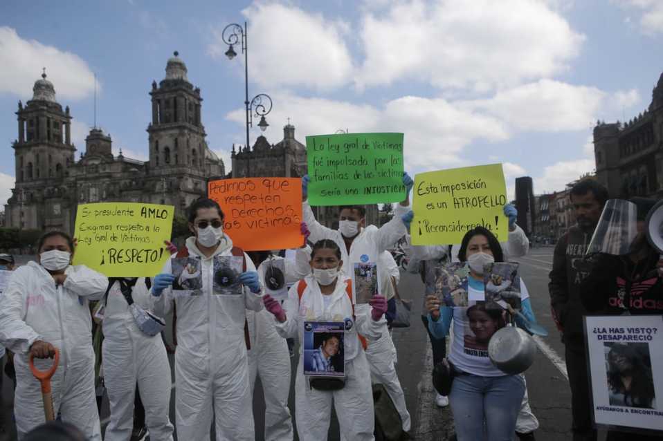 Los familiares se manifiestan debido al recorte presupuestal a la comisión ejecutiva de atención a víctimas . (Ariana Pérez)