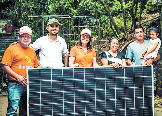 Habitantes de Zicuilapa reciben paneles solares. (Cortesía)