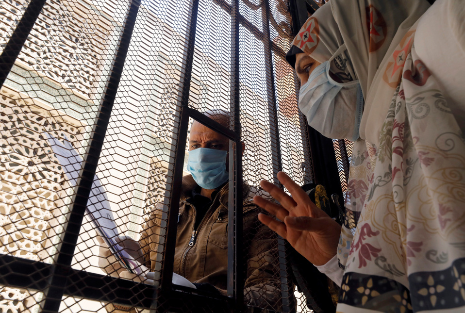 Un hombre recibe medicamentos del Ministerio de Salud, en un centro médico de El Cairo. (Reuters)