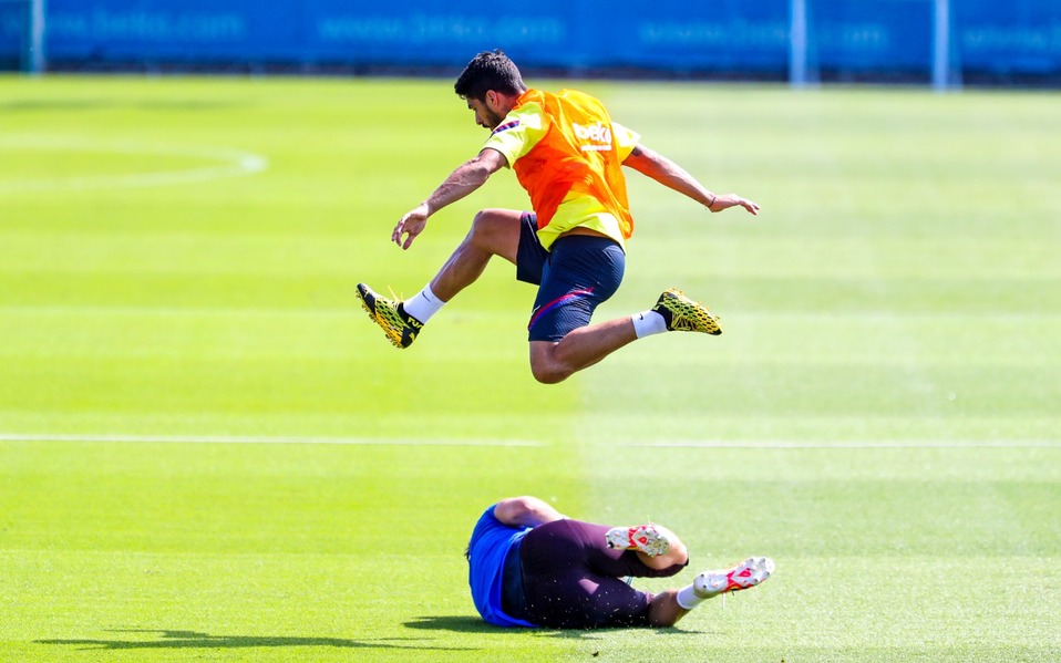 Luis Suárez entrena con sus compañeros (FC Barcelona)