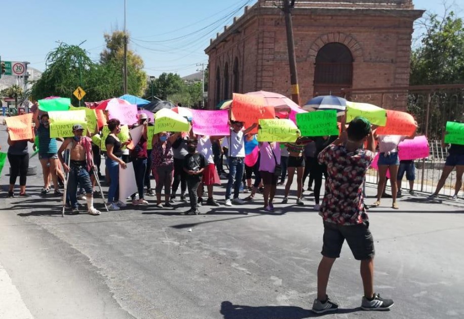 Los manifestantes bloquearon el puente plateado sobre la calle Múzquiz. (Especial)
