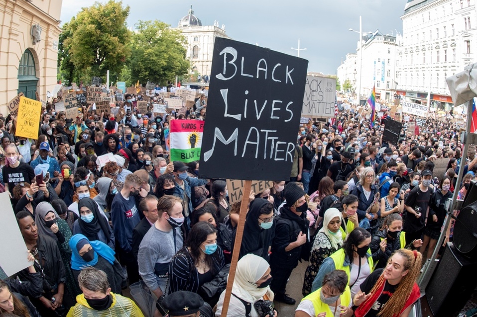 Los manifestantes comenzaron su marcha con lemas como "Black lives matter". (AFP)