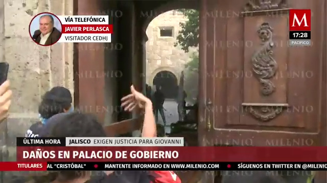 Manifestantes destrozan puerta de Palacio de Gobierno en Jalisco