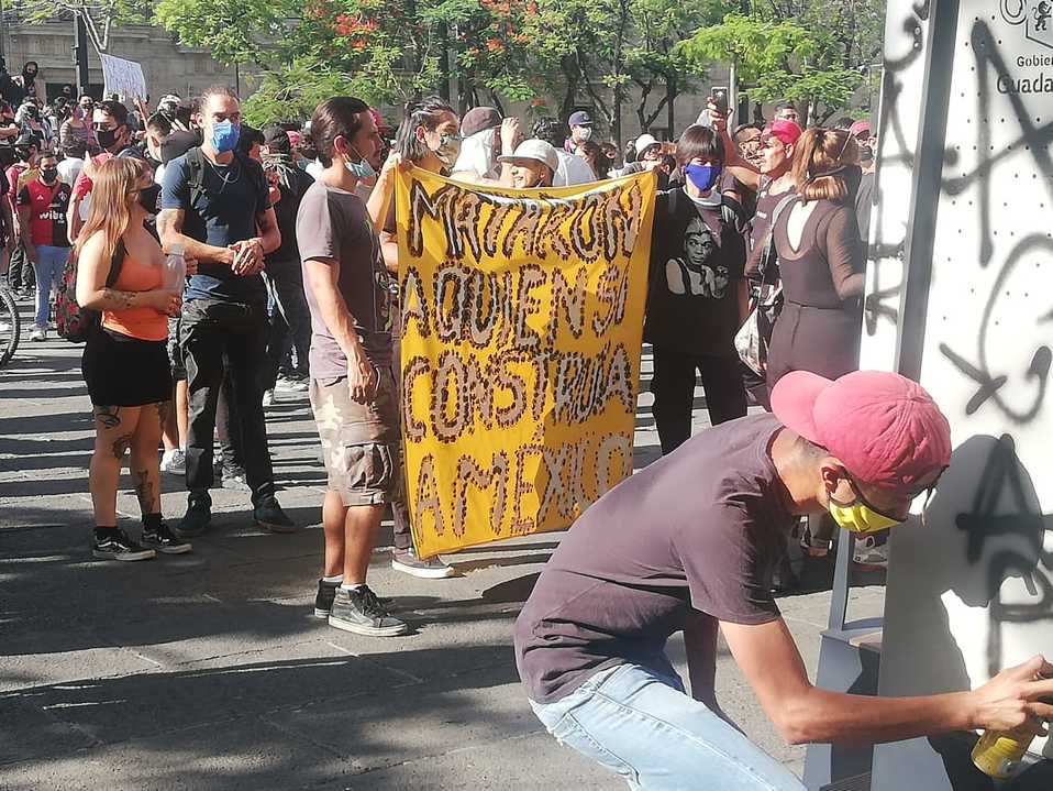 Algunos manifestantes realizan pintas durante la protesta para exigir justicia para Giovanni López. (Martha Calvillo)