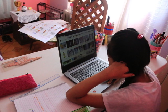 Una niña estudia mediante el sistema de educación a distancia. (Andrés Lobato)