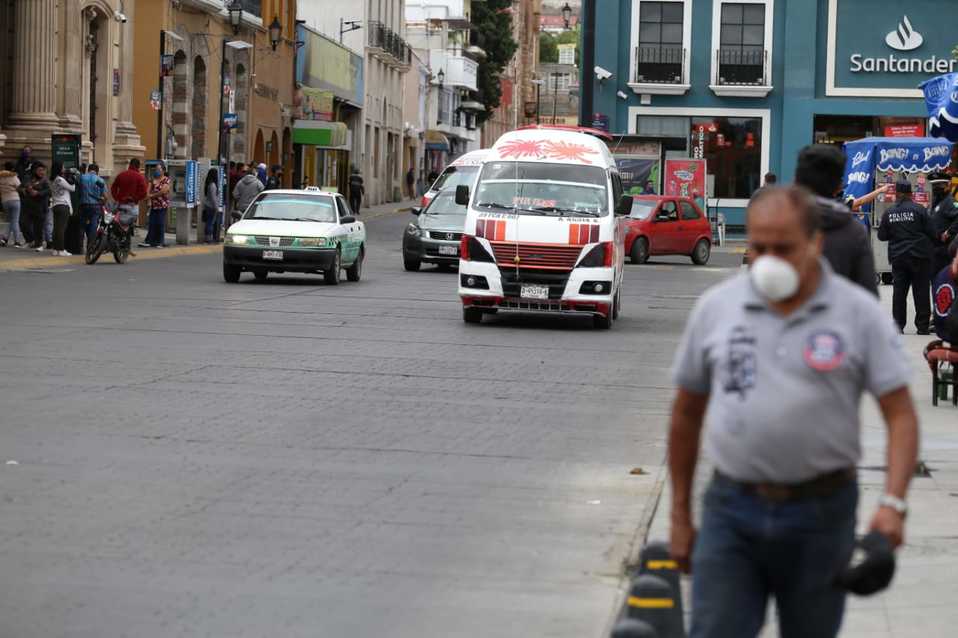 Pachuqueños en la plaza principal del municipios durante la contingencia sanitaria. (Jorge Sánchez)