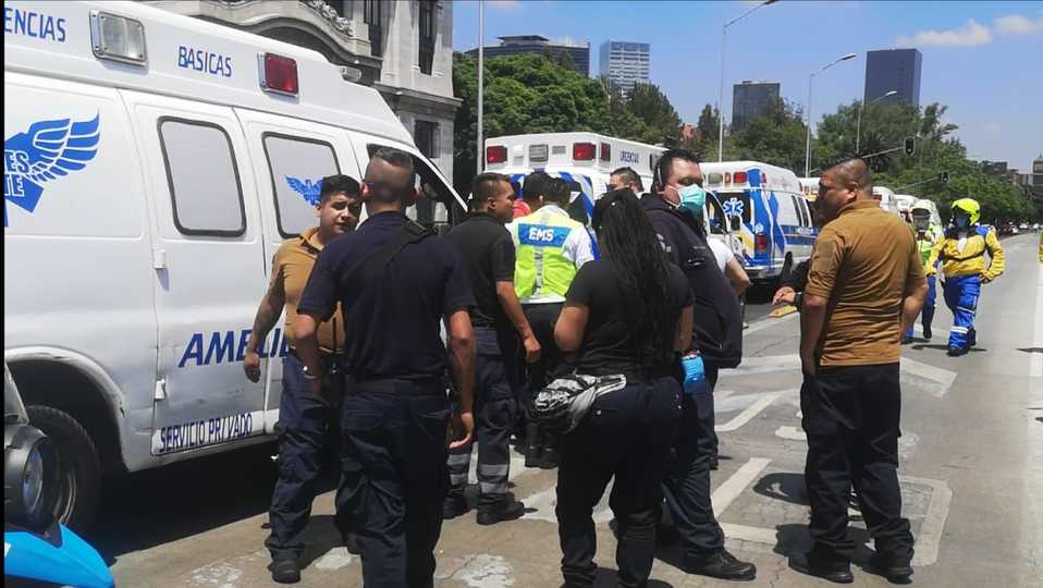Paramédicos asistieron al lugar para revisar a los implicados. (César Velázquez)