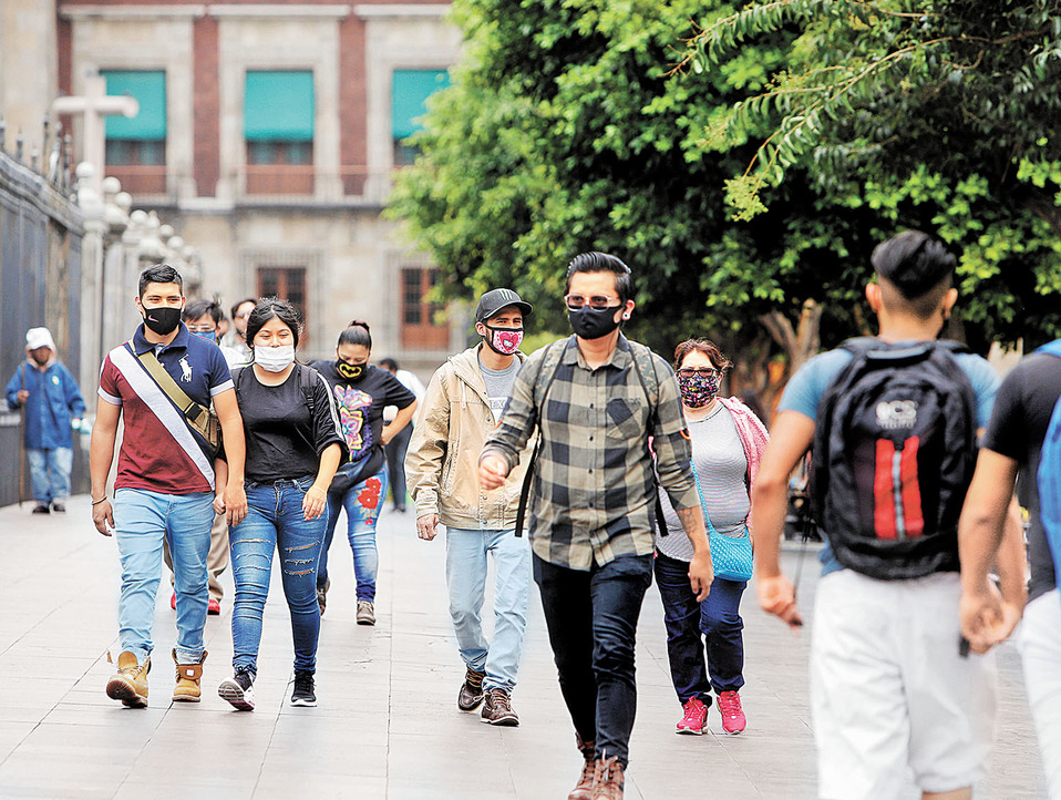 Pese al semáforo rojo, los capitalinos tomaron las calles del Centro. (Ariana Pérez)