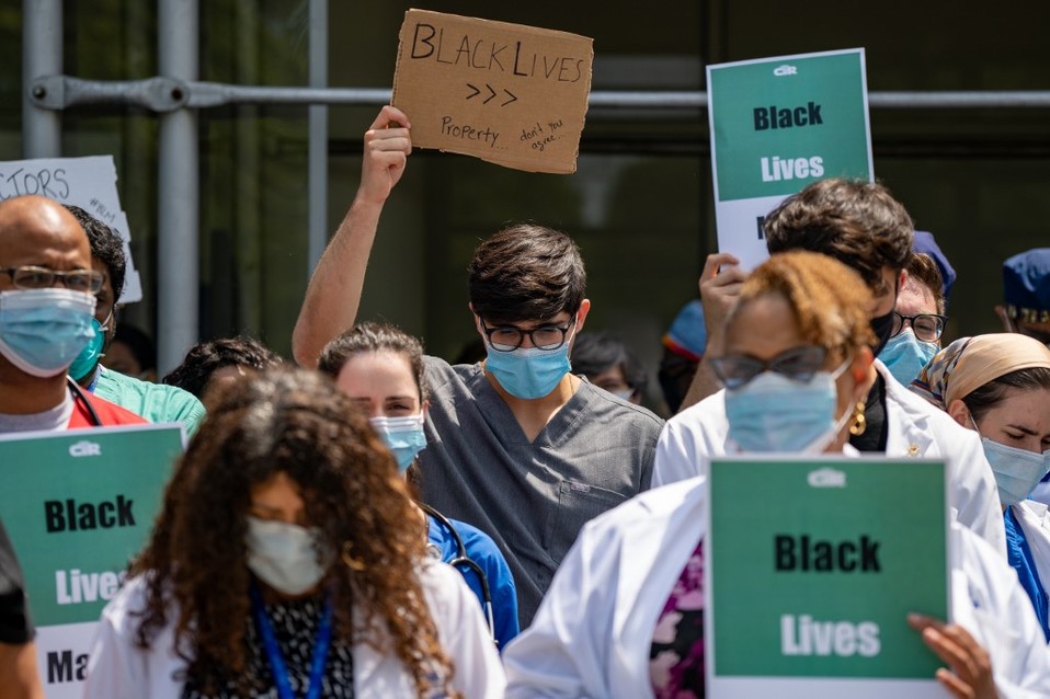 Trabajadores de hospitales de Nueva York se sumaron a las protestas contra el racismo. (AFP)