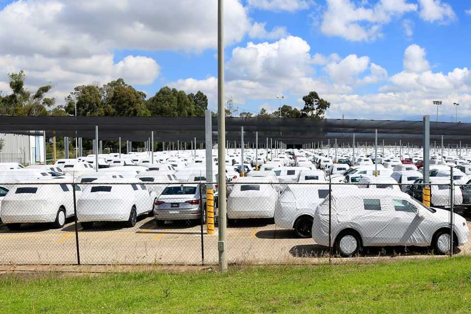 Apariencia de cientos de vehículos recién producidos y estacionados en uno de los patios de producción de Volkswagen. (Andrés Lobato)