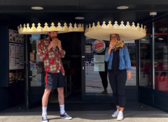 Burger King en Alemania pide a clientes recordar la sana distancia ante el coronavirus. Foto: (Especial)