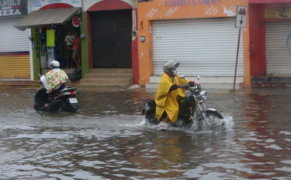 Habitante de Mérida intenta transitar después de las inundaciones . (Javier Ríos)