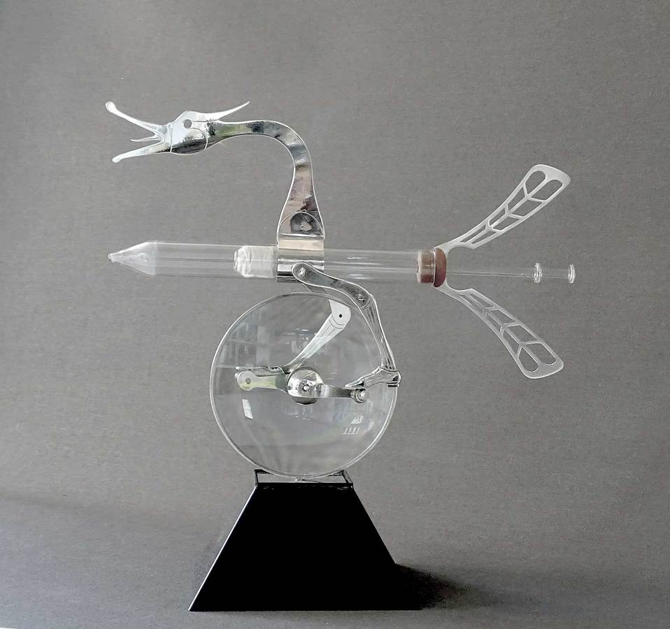 Jeringa para la vacuna COVID-19. Plata y cristal,  29 x 29 x 6 cm, 2020.