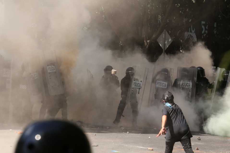 Manifestantes aventaron petardos e hicieron pintas en la embajada de Estados Unidos en México. (Octavio Hoyos)
