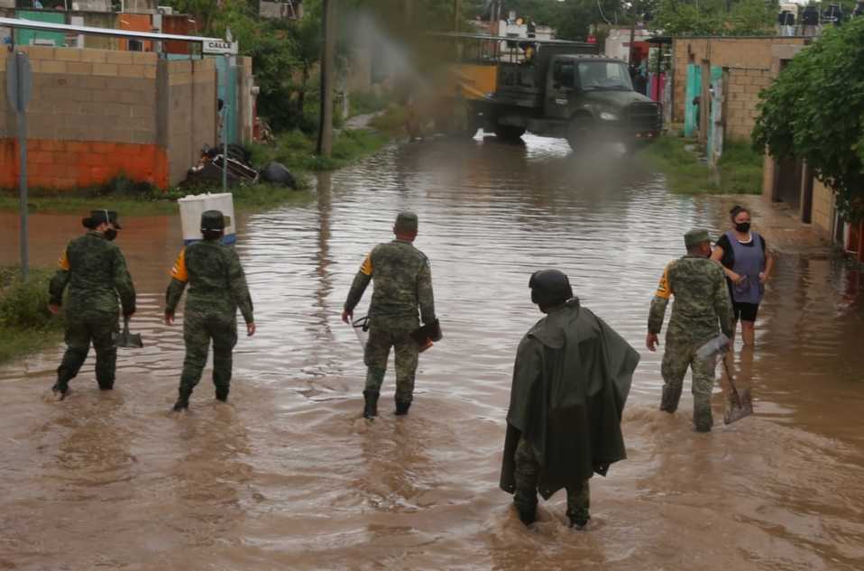 El personal del ejército también apoya a la evacuación de la población. (Javier Ríos)