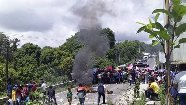 Los pobladores colocaron palos y piedras para evitar el paso vehicular. (Isabel Zamudio)