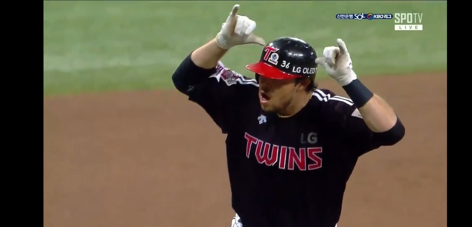 Roberto Ramos volvió a lucirse con LG Twins tras conectar varios batazos (Especial)