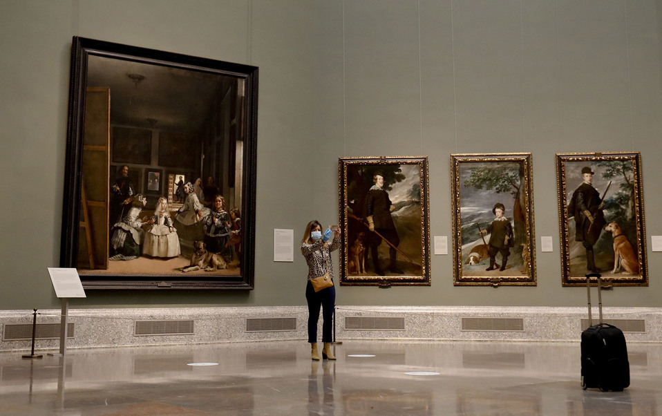 A partir del sábado, con las debidas medidas sanitarias, se podrán ver obras como "Las meninas", de Velázquez. (Ballesteros/EFE)