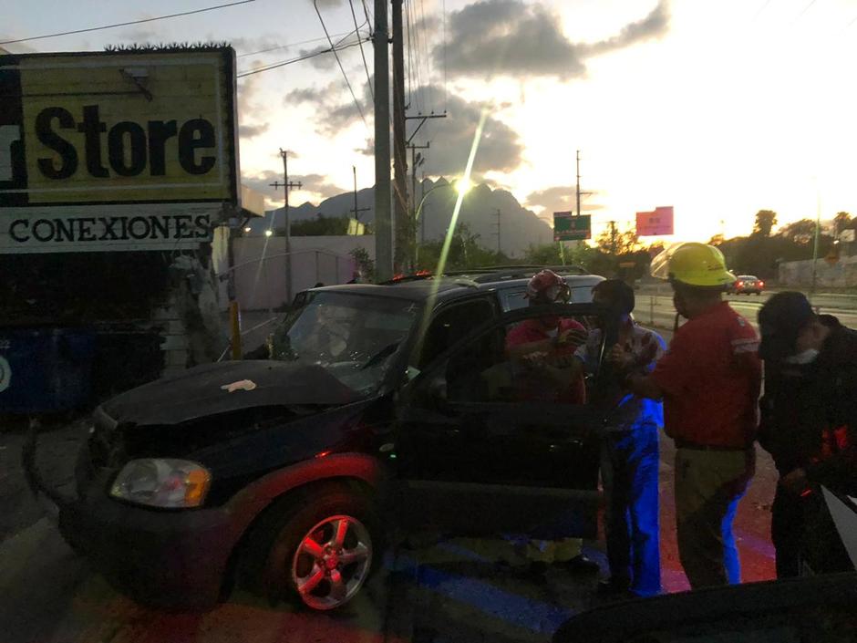 Al sitio arribaron agentes de Tránsito y elementos de Protección Civil de Monterrey. Foto: Especial