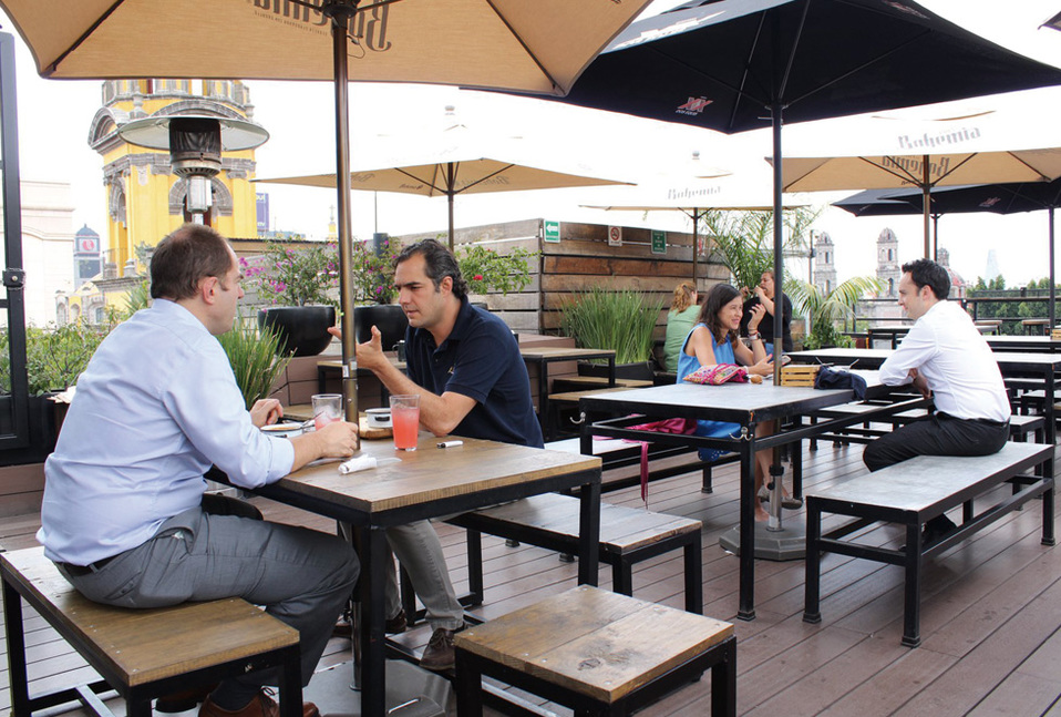 Los socios del restaurante Azotea están listos para reabrir, pero analizan cuándo será el mejor momento.