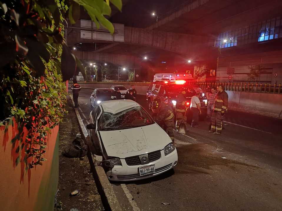 Auto se vuelca en carriles centrales de Periférico, en CdMx. | Alejandro González