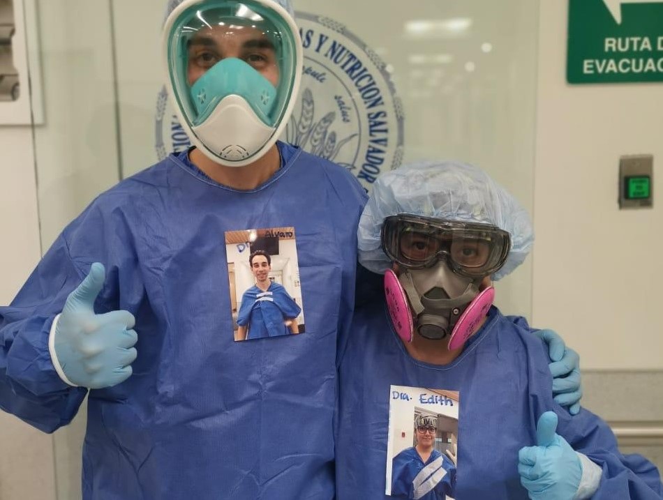 Doctores de CdMx muestran fotos de ellos a pacientes con coronavirus. | Maximiliano Arozqueta