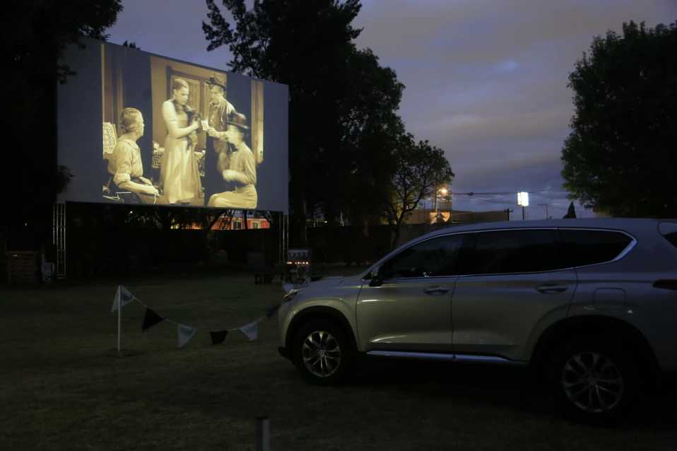 La gerente del autocinema, sostiene que la experiencia del cine en auto podría volverse tendencia.  (Andrés Lobato)