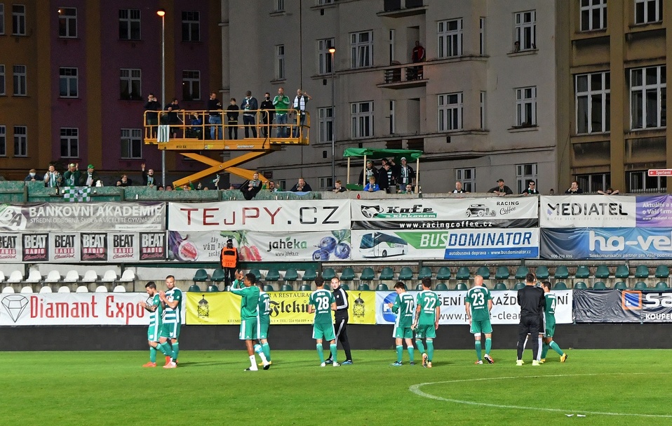 Aficionados disfrutan del clásico de República Checa subidos en grúas  (Twitter @bohemians1905)