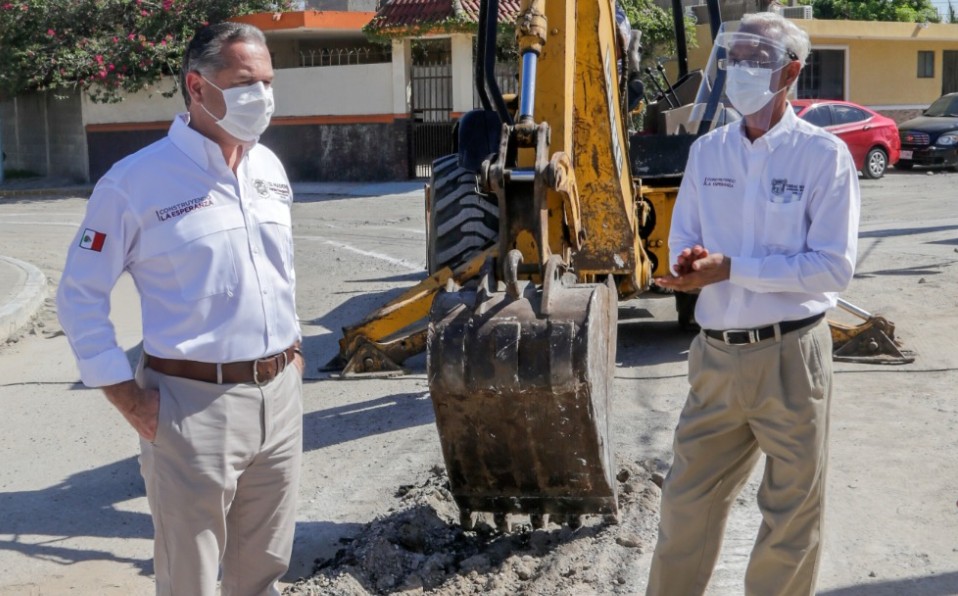 El alcalde Adrián Oseguera acudió a la colonia Miramápolis para dar arranque a la pavimentación.