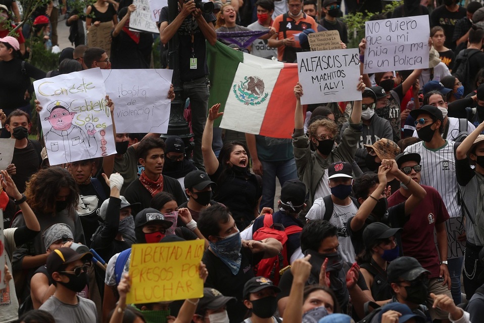 Ayer, cientos de personas decidieron tomar nuevamente  las calles de Guadalajara. (Fernando Carranza)