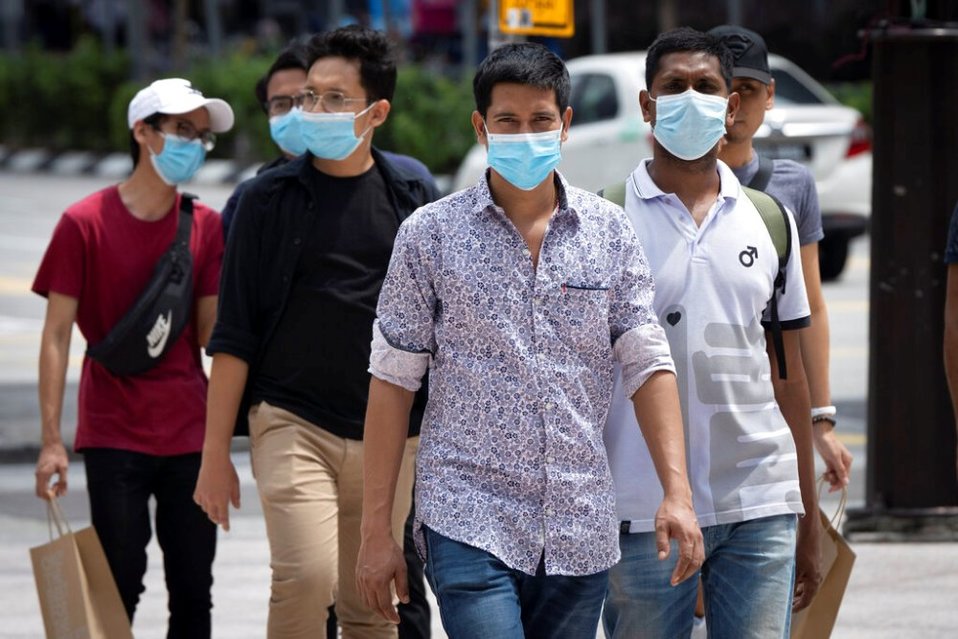 El mundo también registra casi lo 7 millones de contagios. (AP)