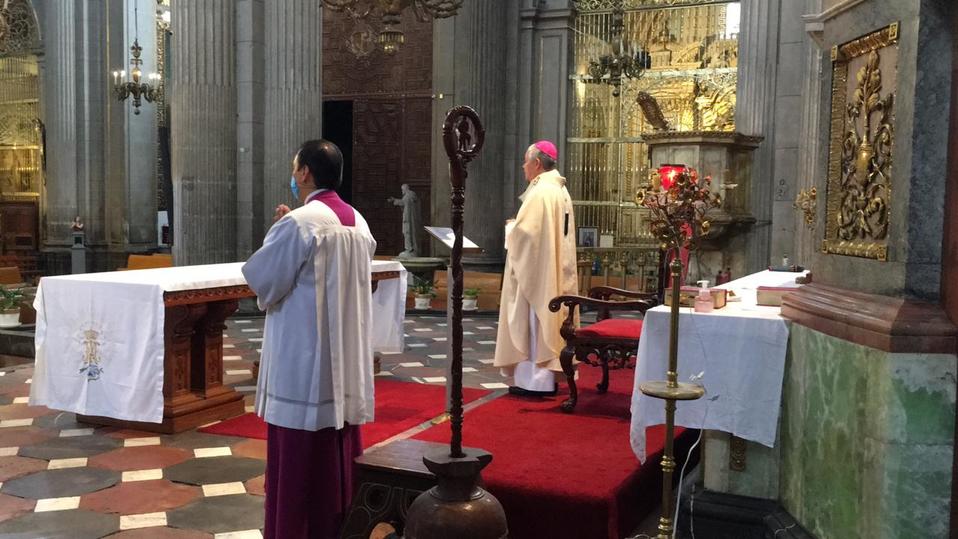 "Espero en Dios que pronto volvamos a la normalidad, poco a poco, poco a poquito", comentó el Arzobispo de Puebla. (Jaime Zambrano)
