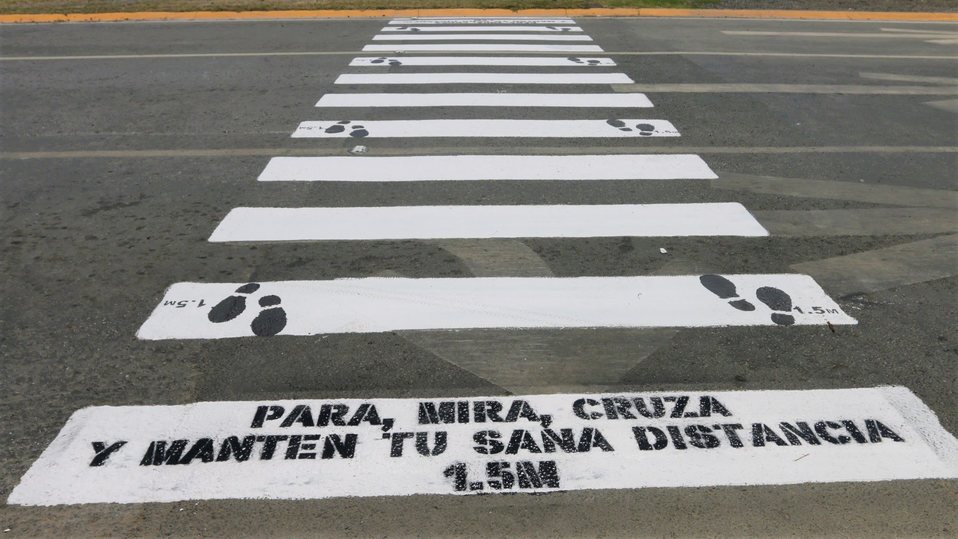 “Para, Mira, Cruza y Mantén Tu Sana Distancia 1.5 Metros”, es el mensaje que se leerá en estos espacios. Foto: Especial