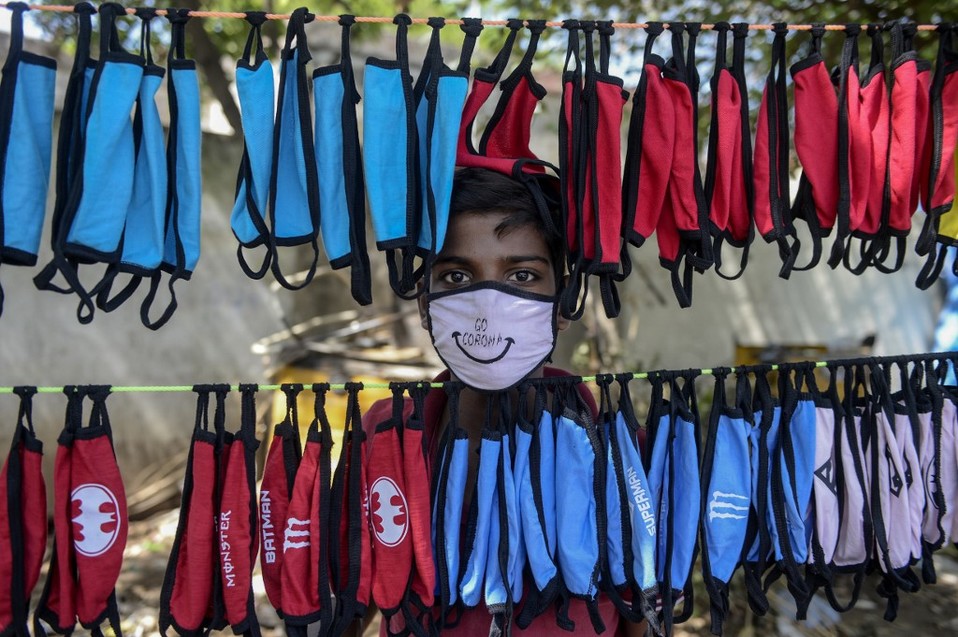 Un niño en India vende cubrebocas no médicos en las calles de Hyderabad. (AFP)