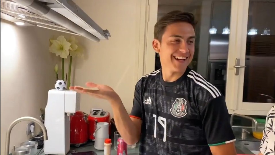 Paulo Dybala prepara tacos con la playera de la selección mexicana (Instagram @paulodybala)
