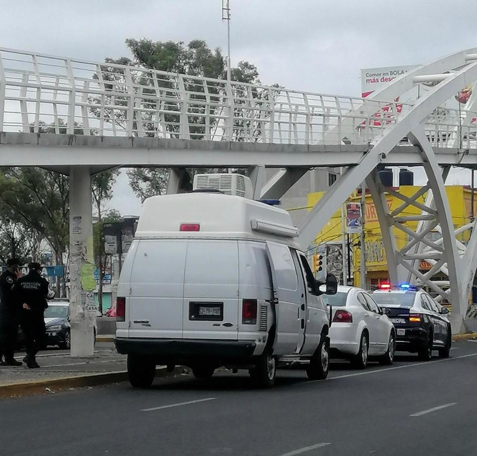 Peritos de la FGE trasladaron el cuerpo del hombre en situación de calle al anfiteatro. (Especial)