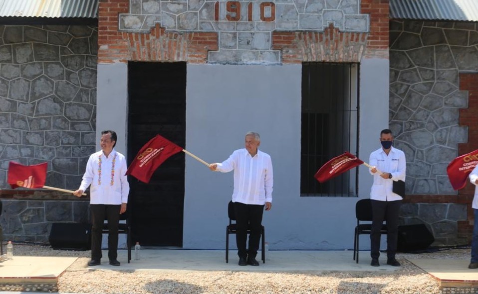 El Presiente dando banderazo a la rehabilitación junto a los gobernadores de Veracruz y Oaxaca. (Jorge Carballo)