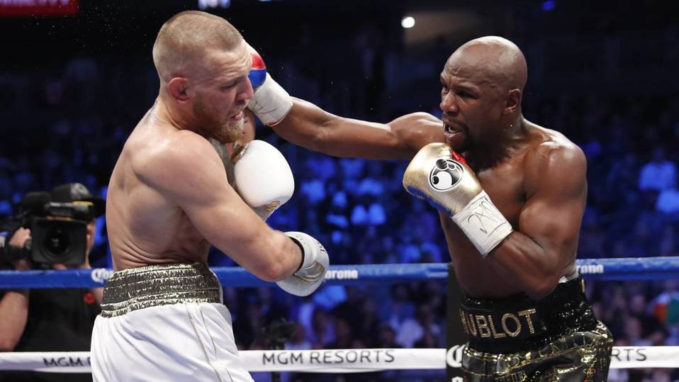 Conor McGregor y Floyd Mayweather en la pelea del 2017 (Reuters)