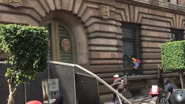 Encapuchados hacen actos vandálicos en marcha