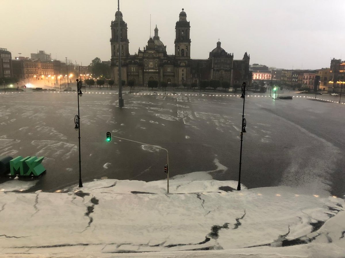 Explanada del Zócalo de CdMx./ @Claudiashein